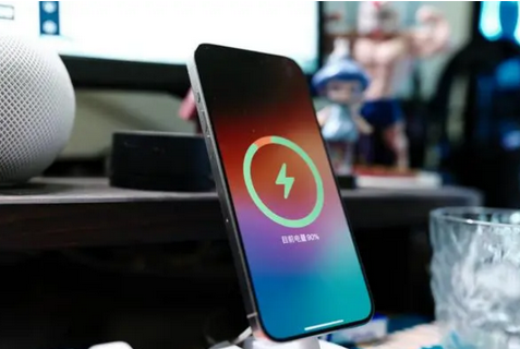 三都镇苹果15换屏服务分享用什么充电器给iPhone15充电更好 